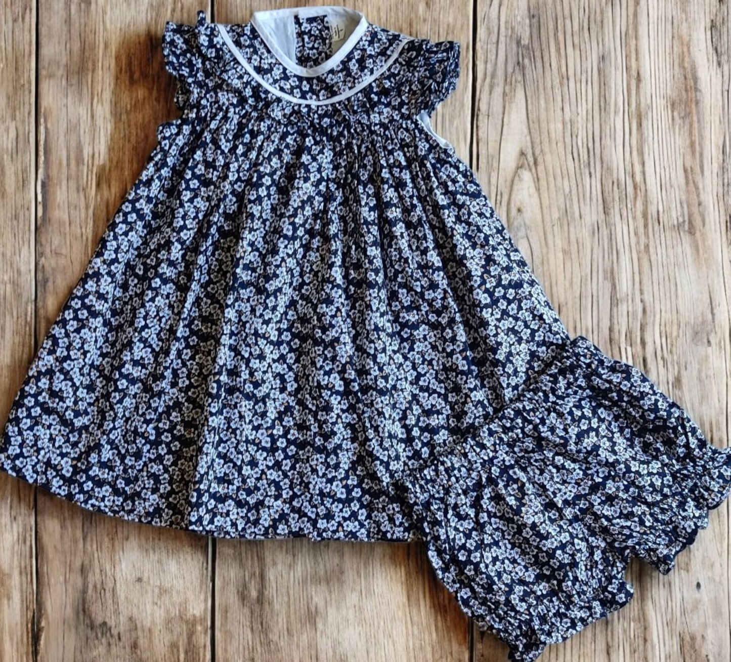 Ensemble tunique et bloomer fleurie. 1 an
