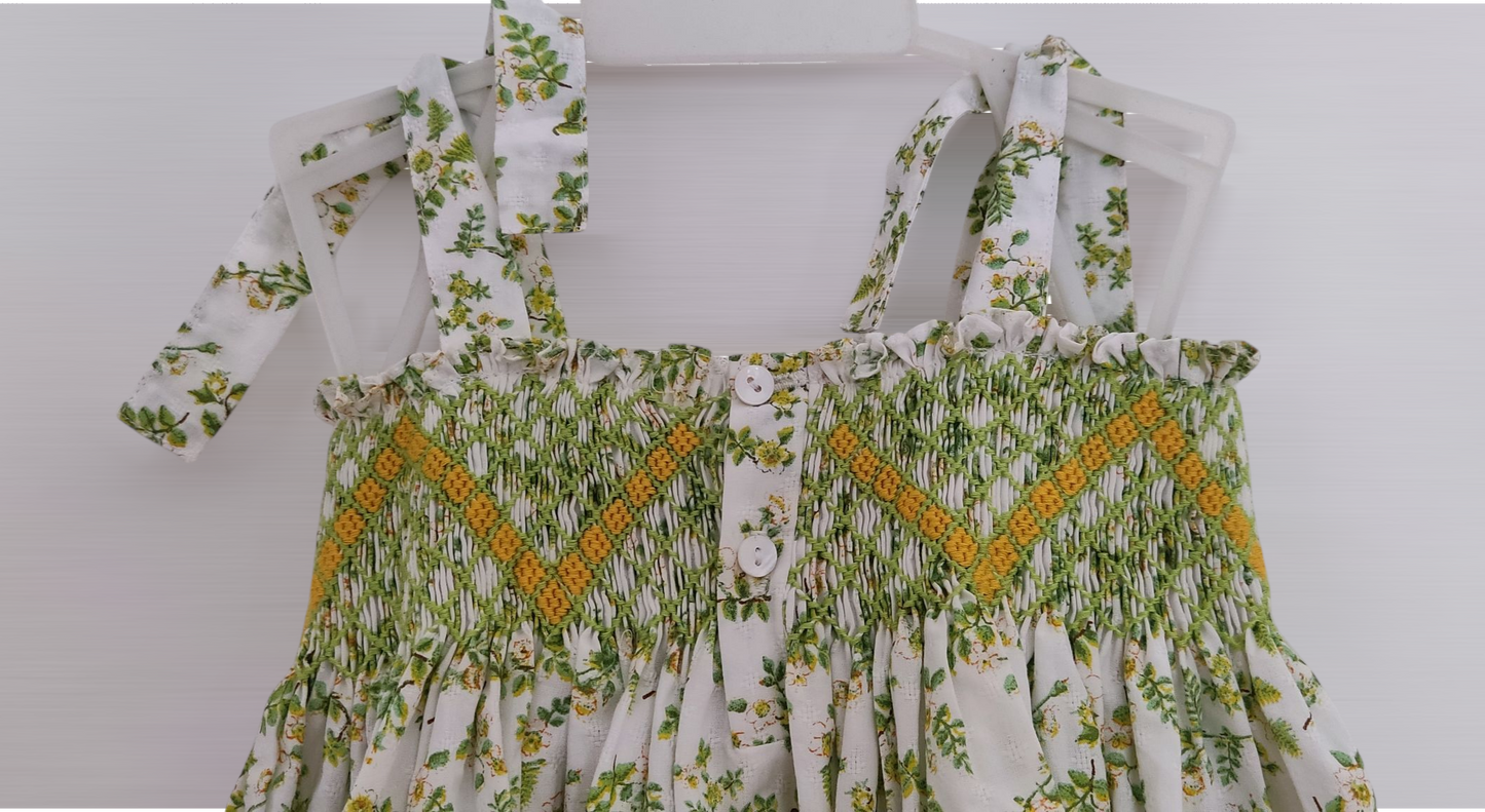 Haut smocké à bretelles nouées. Motif fleuri. 6 ans
