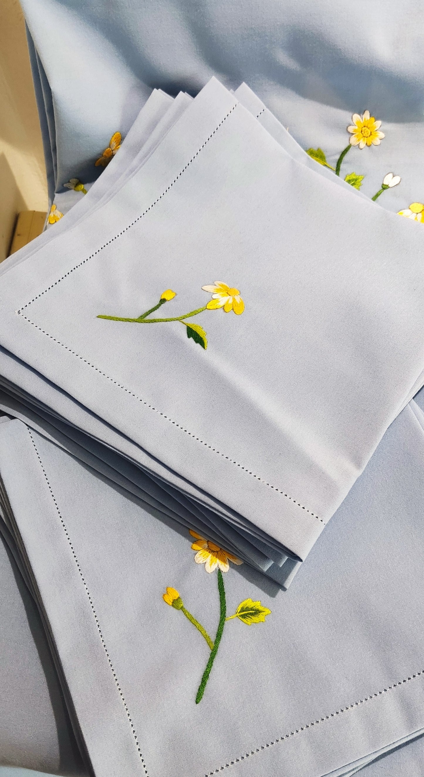 Grande nappe bleue-gris entièrement brodée main. Broderie fleurs