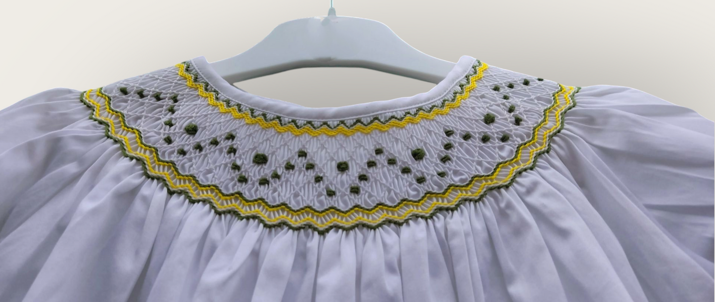 Blouse blanche smockée, réversible. Détails jaune et vert.