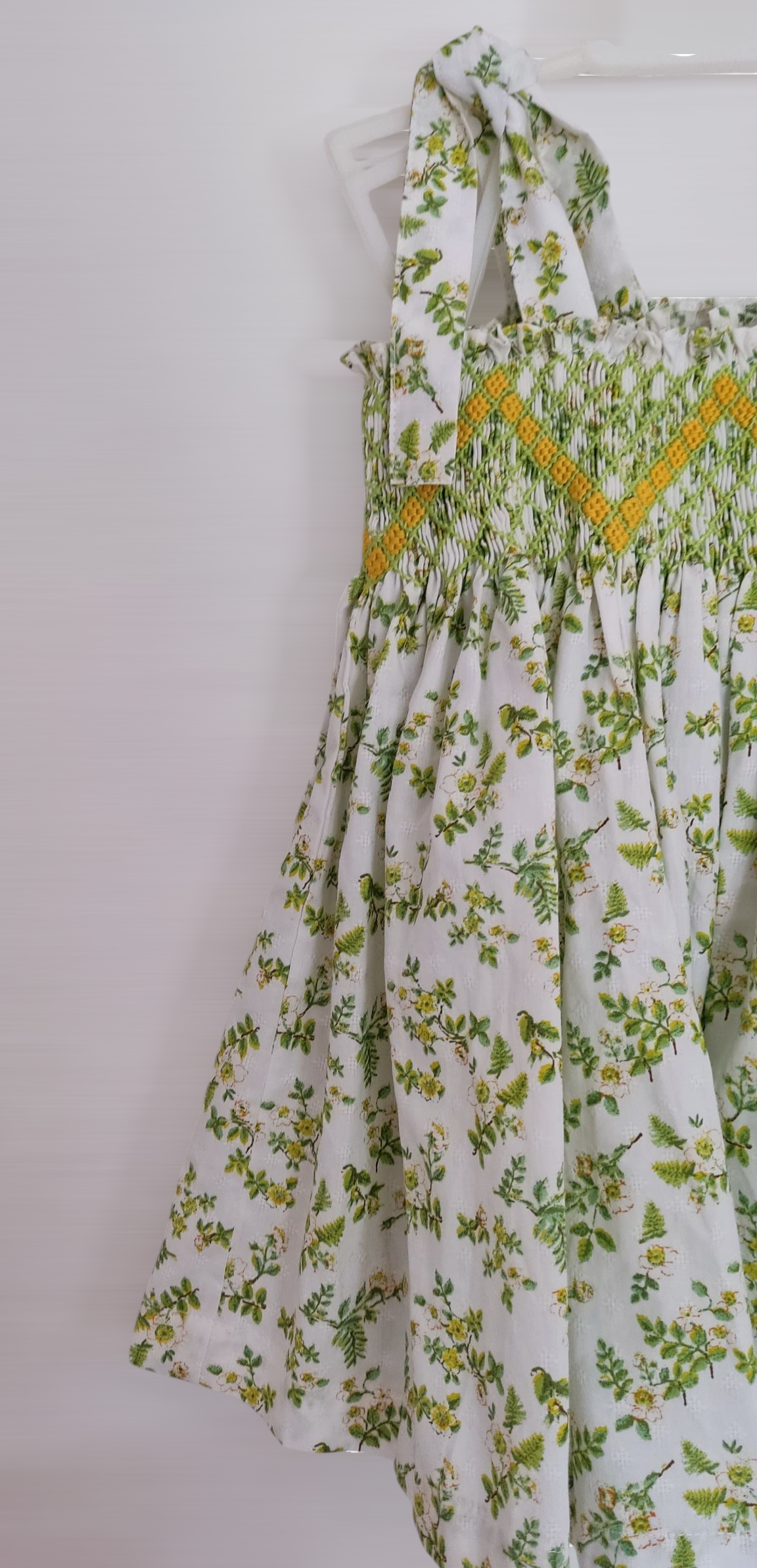 Haut smocké à bretelles nouées. Motif fleuri. 6 ans