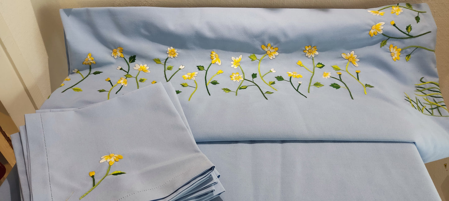 Grande nappe bleue-gris entièrement brodée main. Broderie fleurs