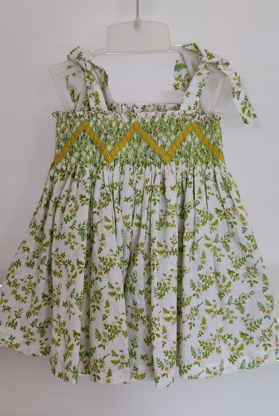Haut smocké à bretelles nouées. Motif fleuri. 6 ans