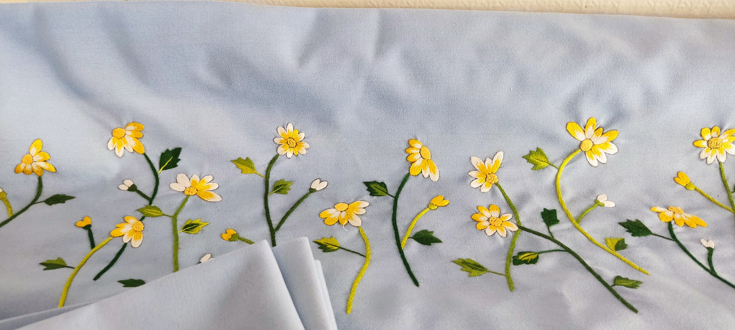 Grande nappe bleue-gris entièrement brodée main. Broderie fleurs
