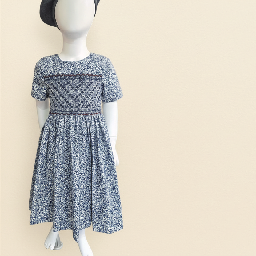 Robe Duchesse. Robe à smocks Duchesse gris avec détails brodés gris & rouge