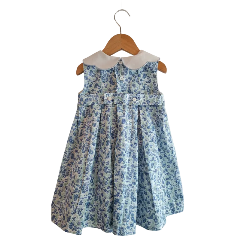 Robe à smocks bleu clair avec col festonné
