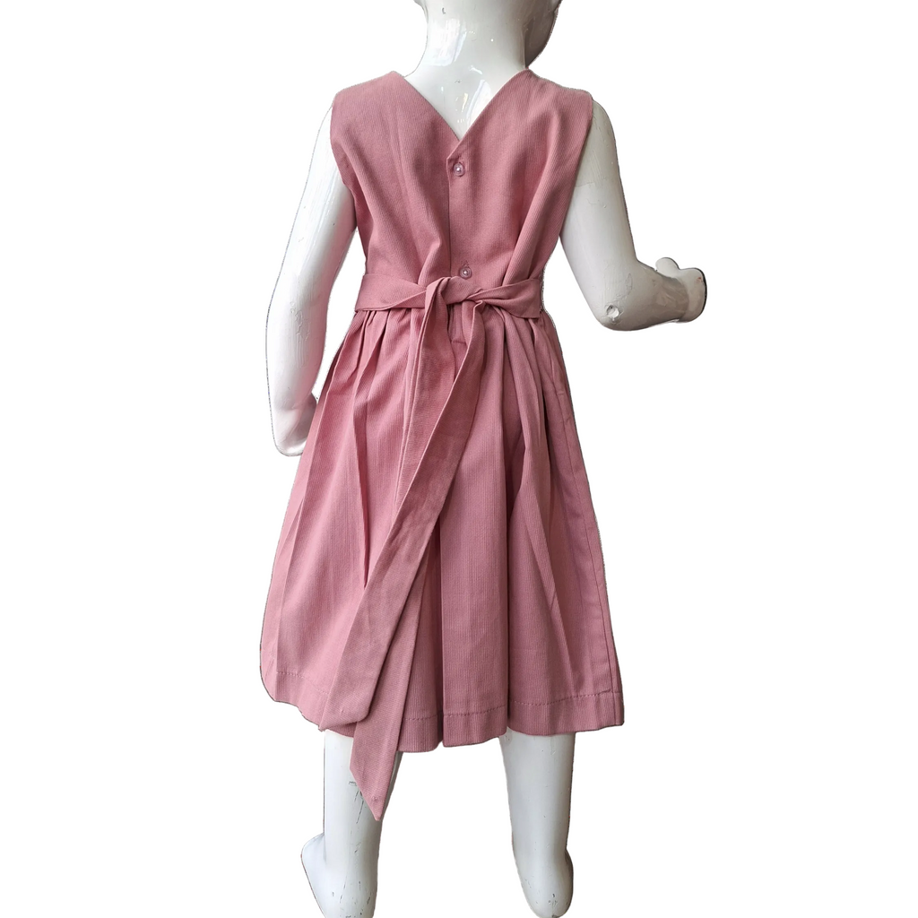 Robe à smocks sans manches en velours vieux rose.