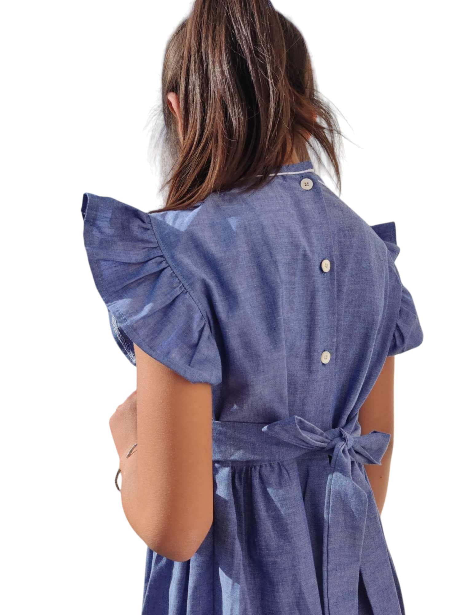 Robe à smocks bleu chambray motif bateaux avec petites manches volantes. Robe fille estivale.