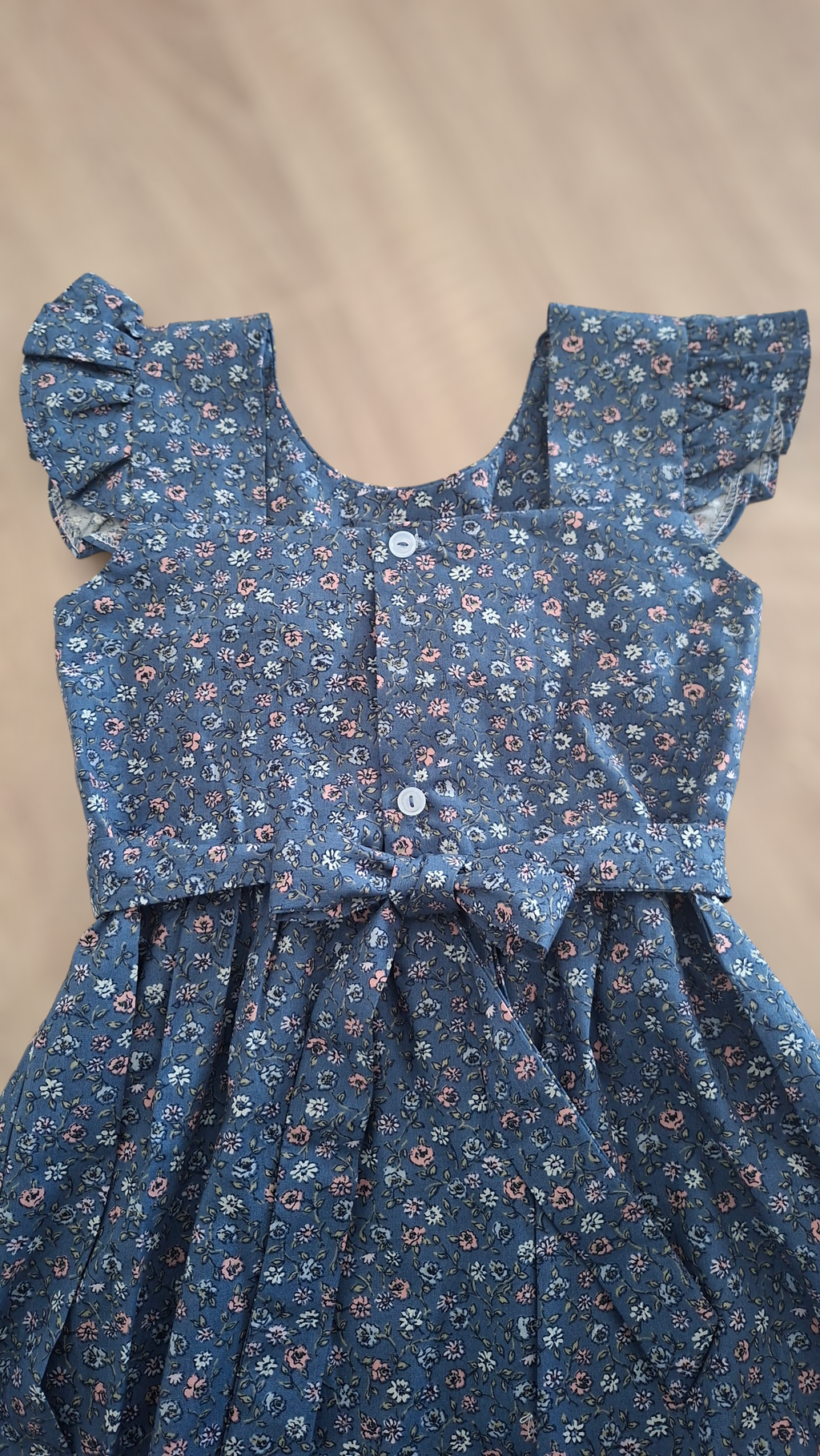 Robe à smocks bleu fleuri avec petites manches
