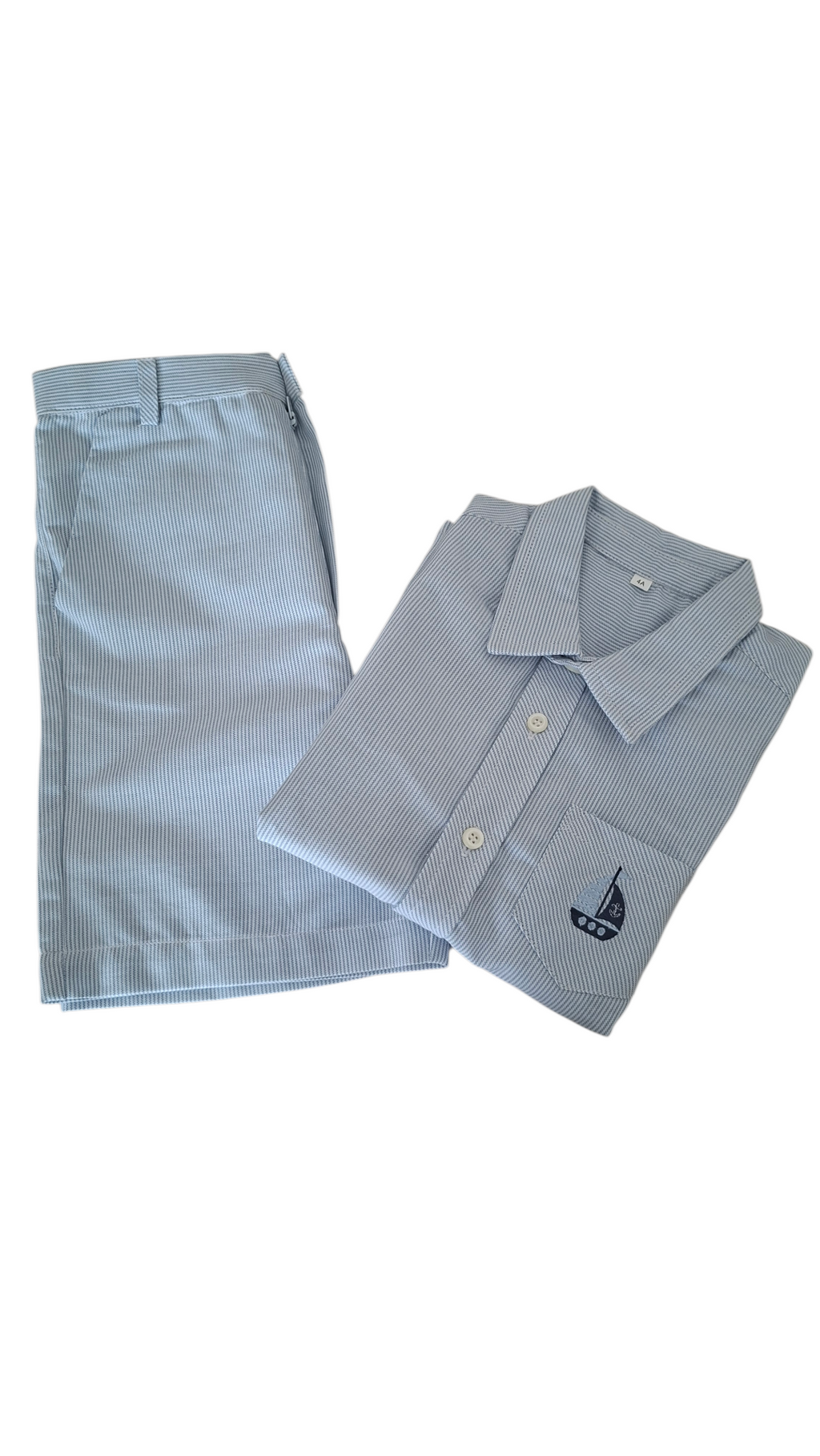 Ensemble chemise + bermuda bleu rayé, broderie bateau. Vêtement printemps été garçon.