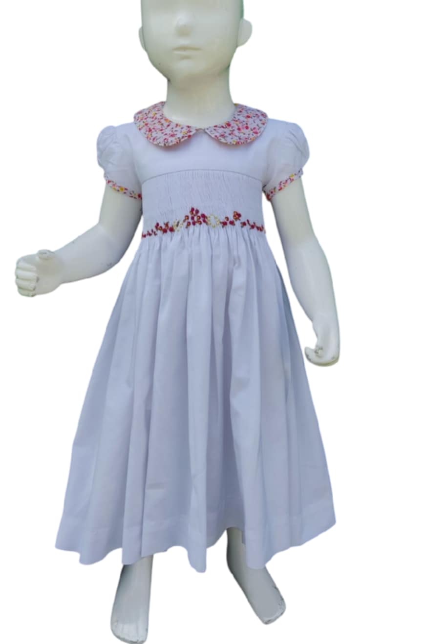 Robe à smocks col claudine fleuri.