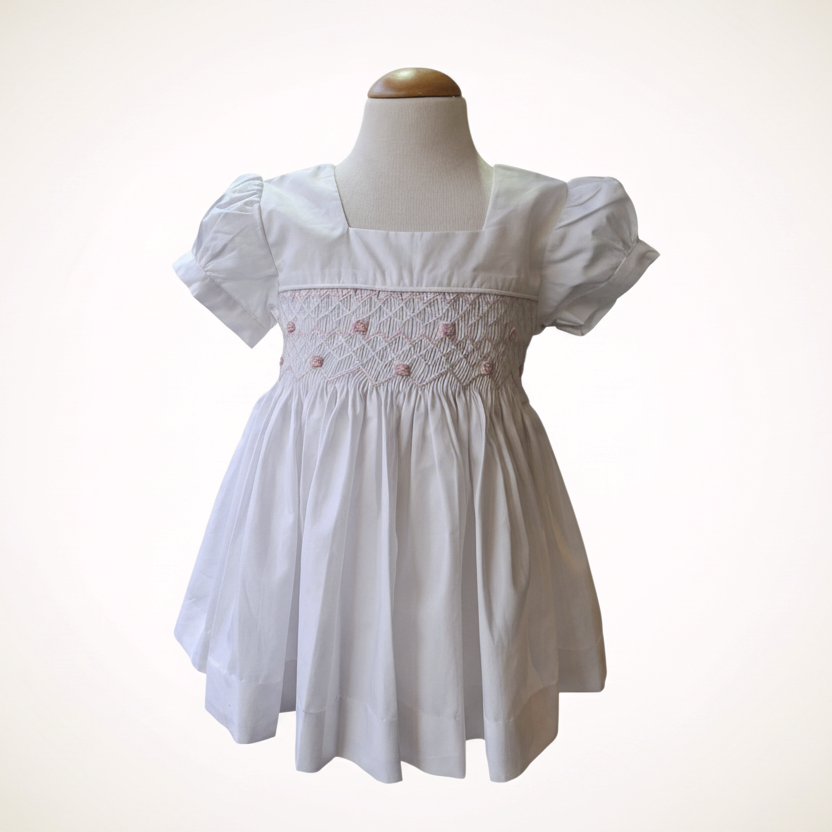 Robe de cérémonie smockée blanche.