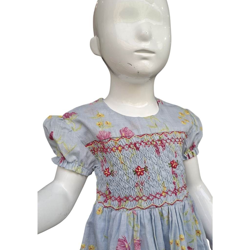 Robe à smocks fleurie bleu gris, doublée.