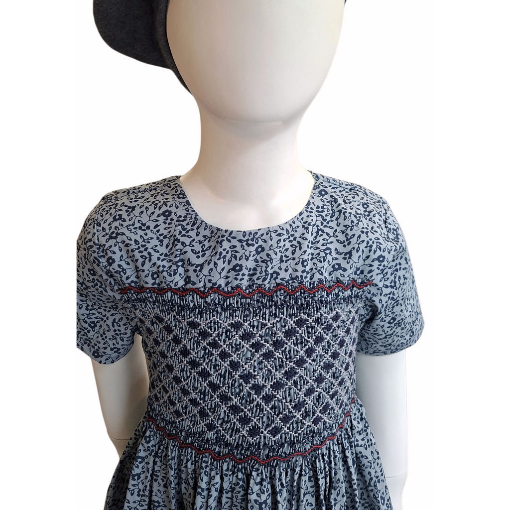 Robe Duchesse. Robe à smocks Duchesse gris avec détails brodés gris & rouge