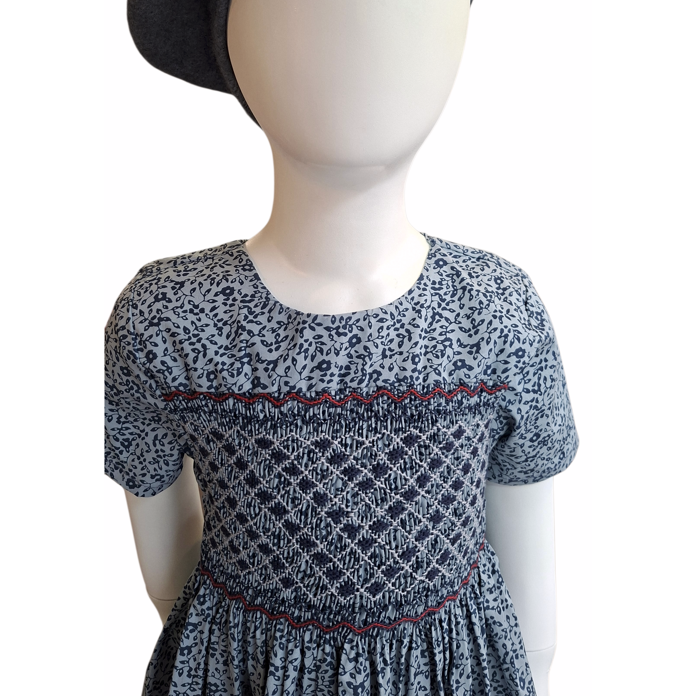 Robe Duchesse. Robe à smocks Duchesse gris avec détails brodés gris & rouge