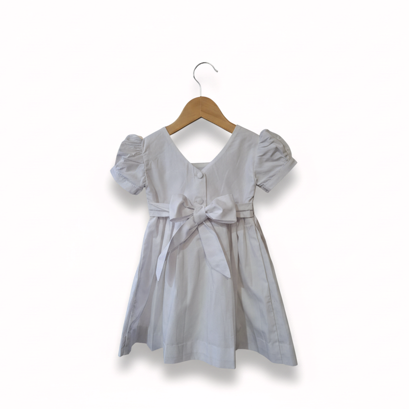 Robe de cérémonie smockée blanche.