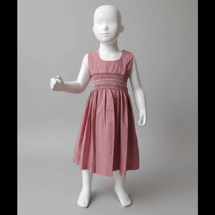 Robe à smocks sans manches en velours vieux rose.