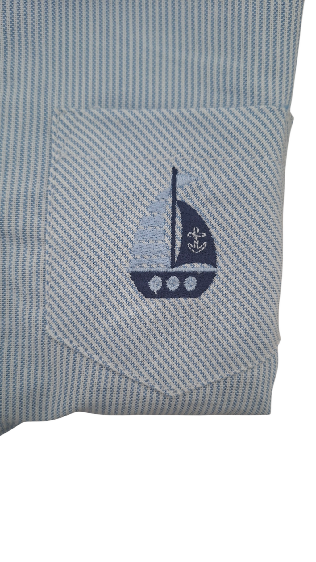 Ensemble chemise + bermuda bleu rayé, broderie bateau. Vêtement printemps été garçon.
