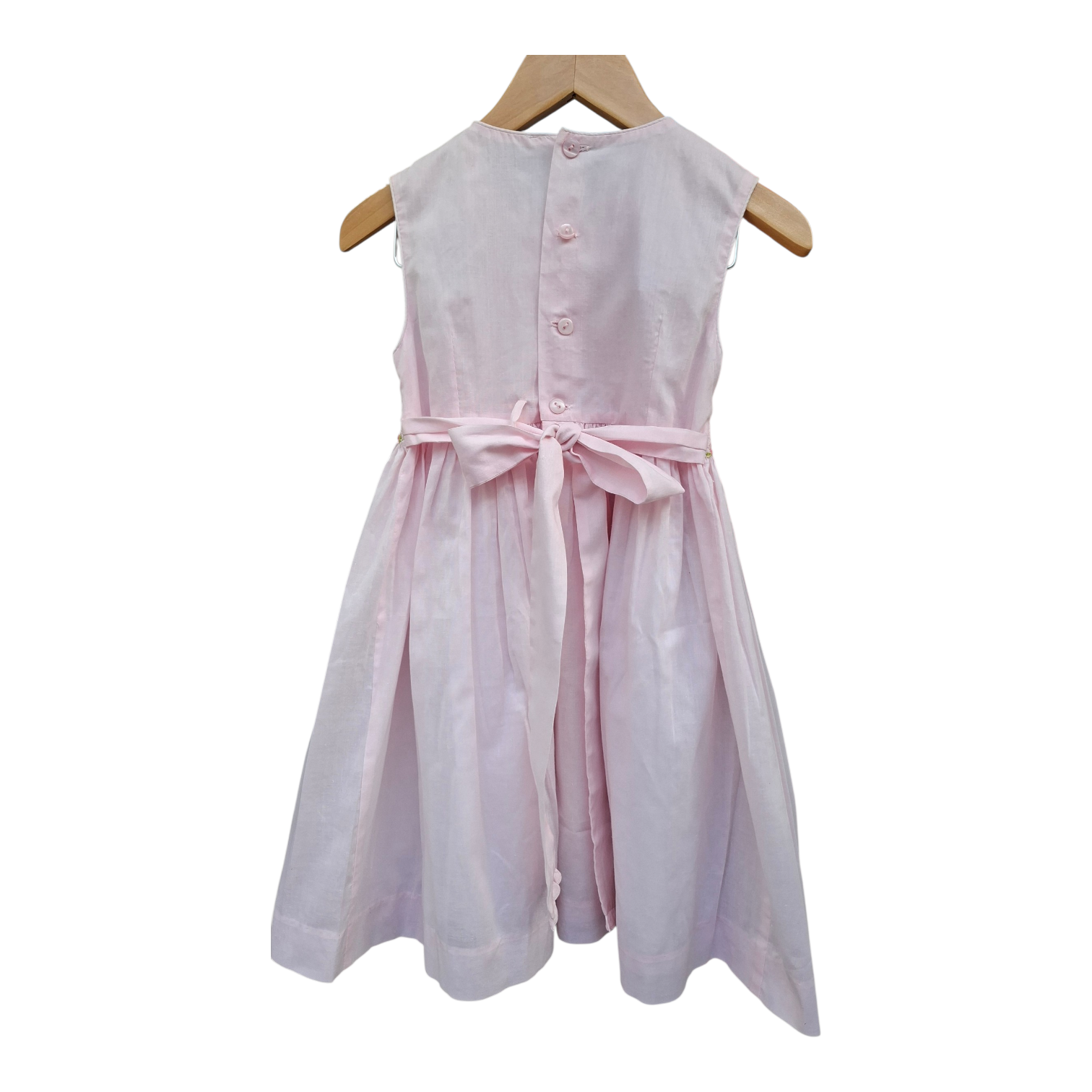 Robe de cérémonie fille rose pastel, smockée à la main et détails floraux raffinés.