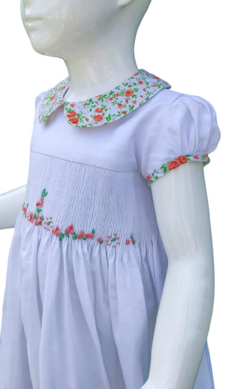 Robe à smocks col claudine fleuri.