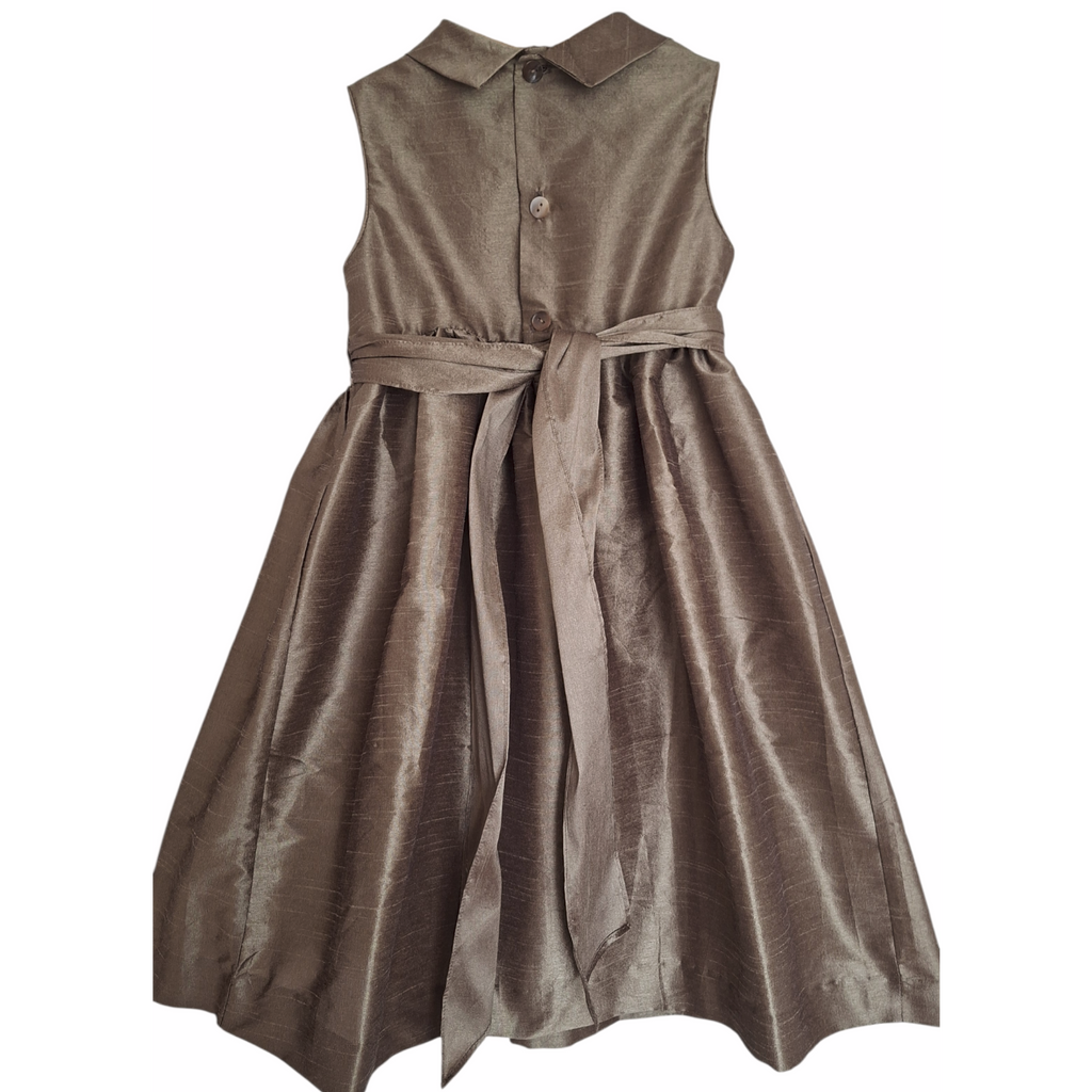 Robe en soie, smockée à la main