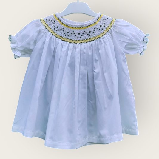 Blouse blanche smockée, réversible. Détails jaune et vert.