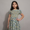Robe à smocks imprimé à fleurs jaune & bleu marine