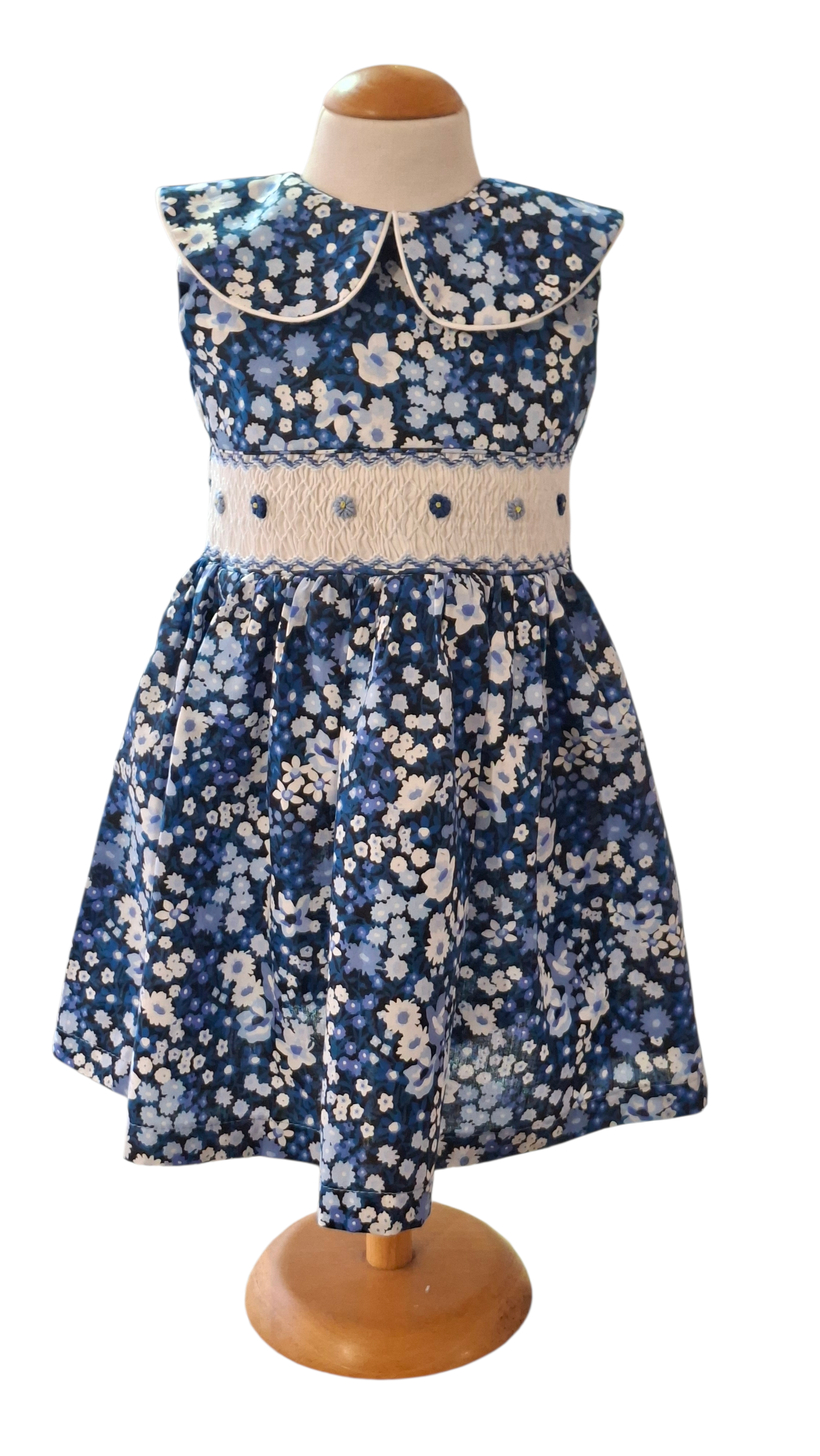 Robe à smocks imprimée floral bleu. Robe chic avec grand col.