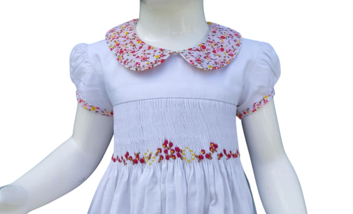 Robe à smocks col claudine fleuri.