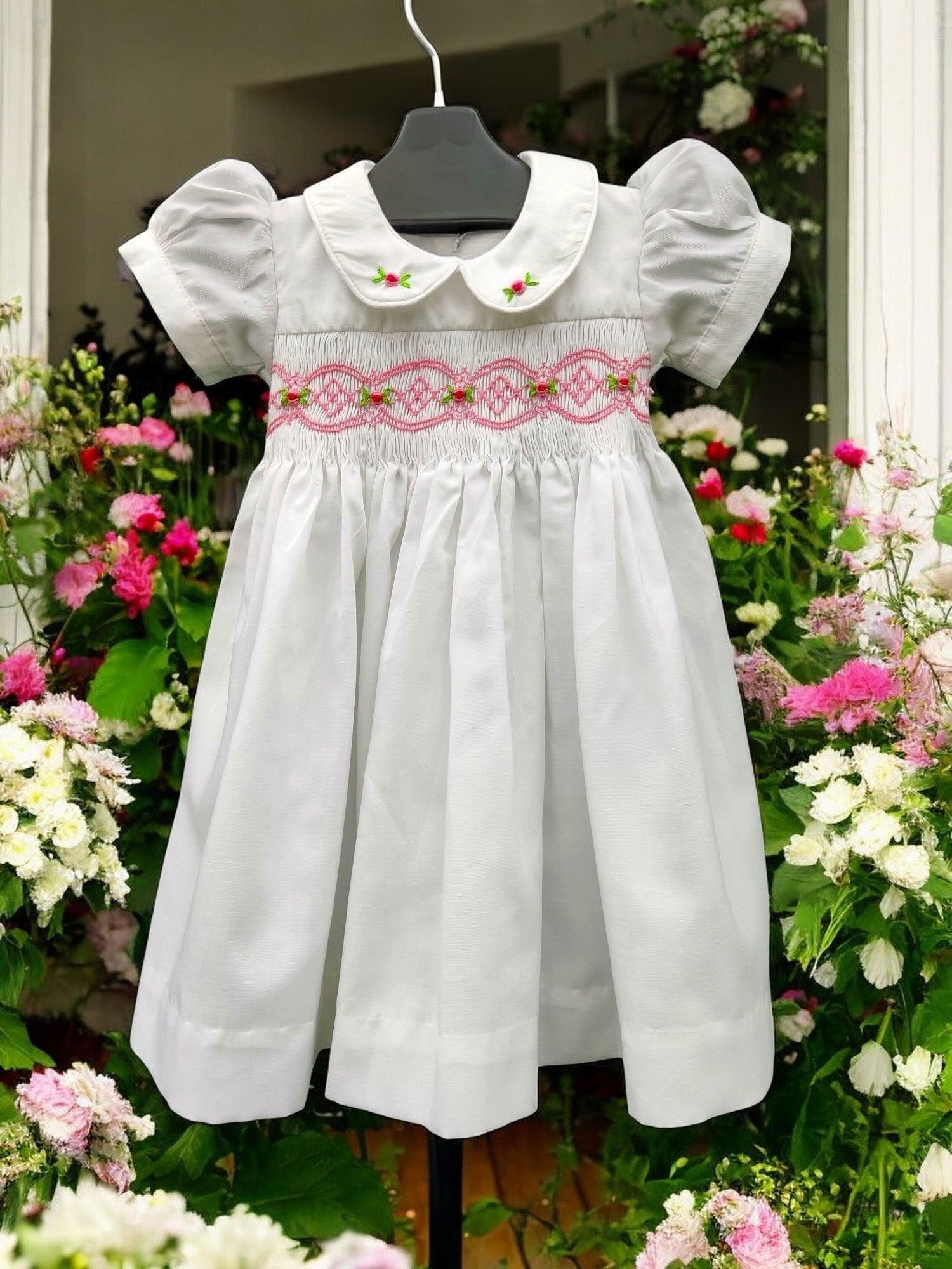 Robe cérémonie. Robe à smocks pour baptême. Robe blanche bébé