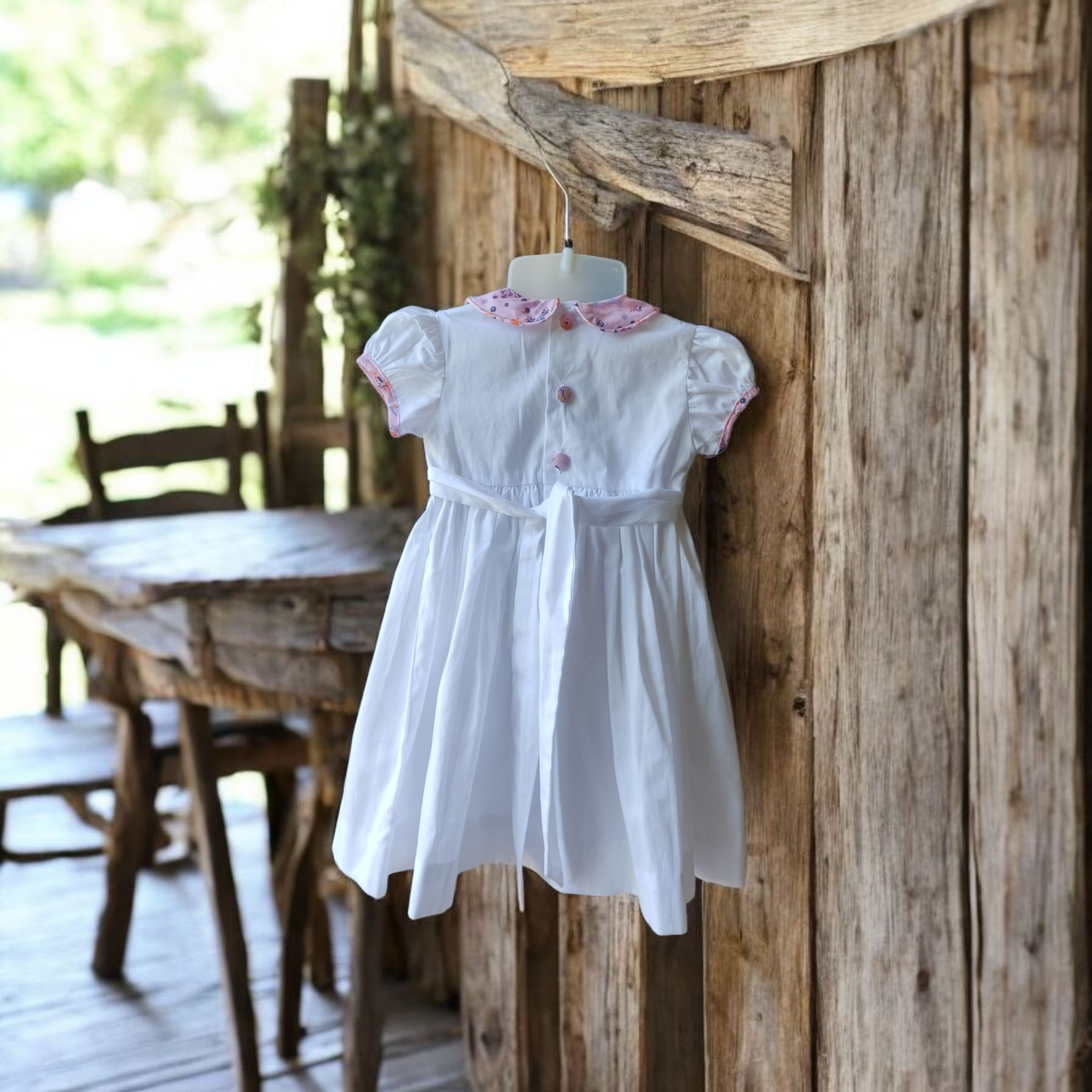 Robe fille 1 an. Robe à smocks rose fuchia. Robe blanche fleurie