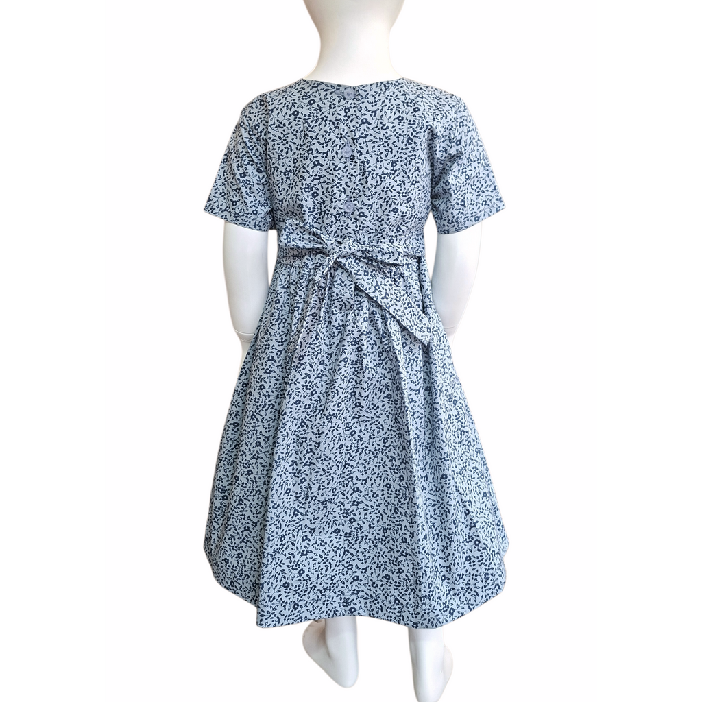 Robe Duchesse. Robe à smocks Duchesse gris avec détails brodés gris & rouge