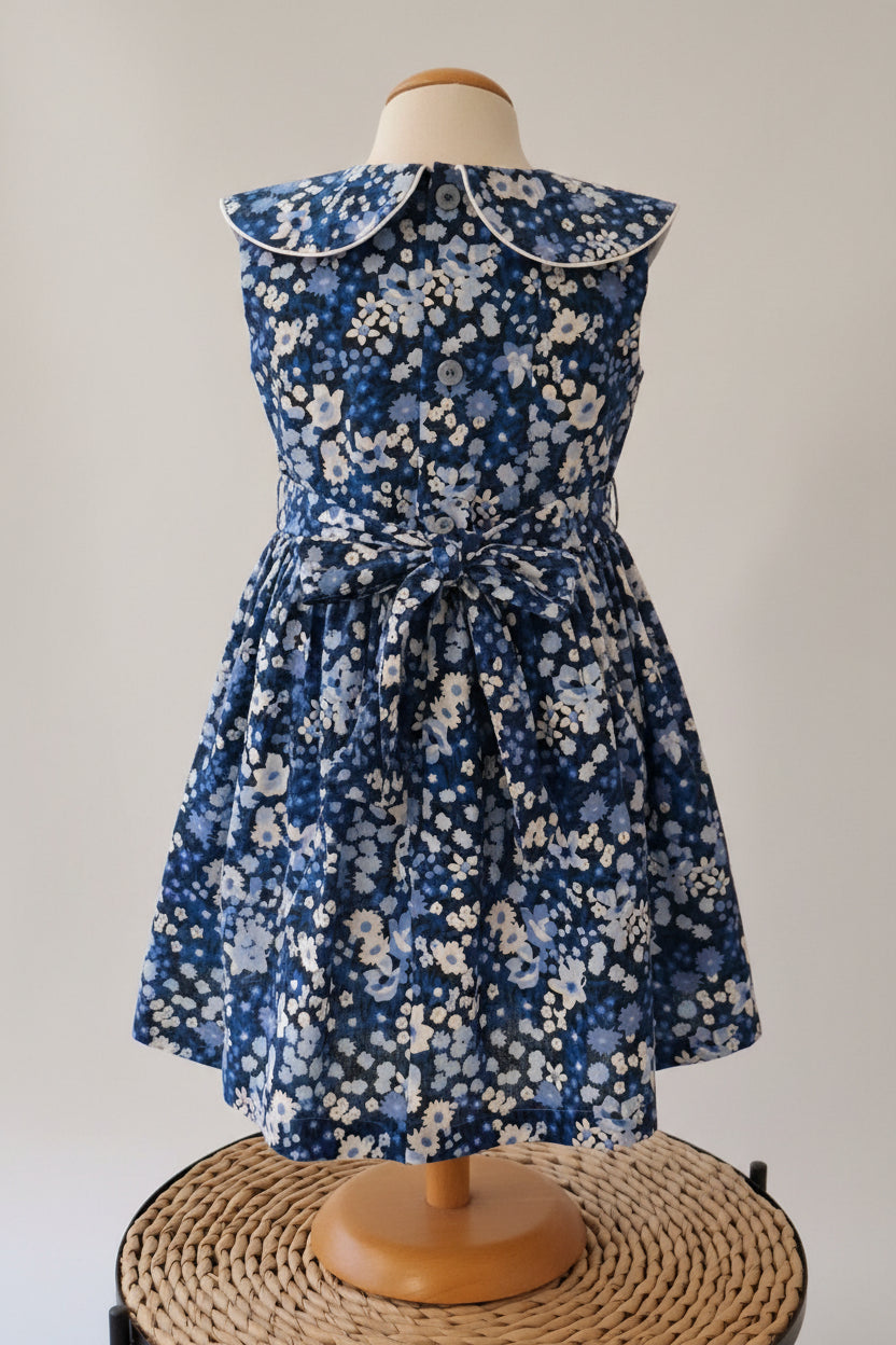 Robe à smocks imprimée floral bleu. Robe chic avec grand col.