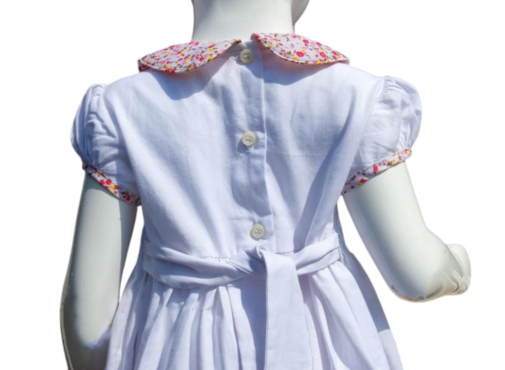 Robe à smocks col claudine fleuri.
