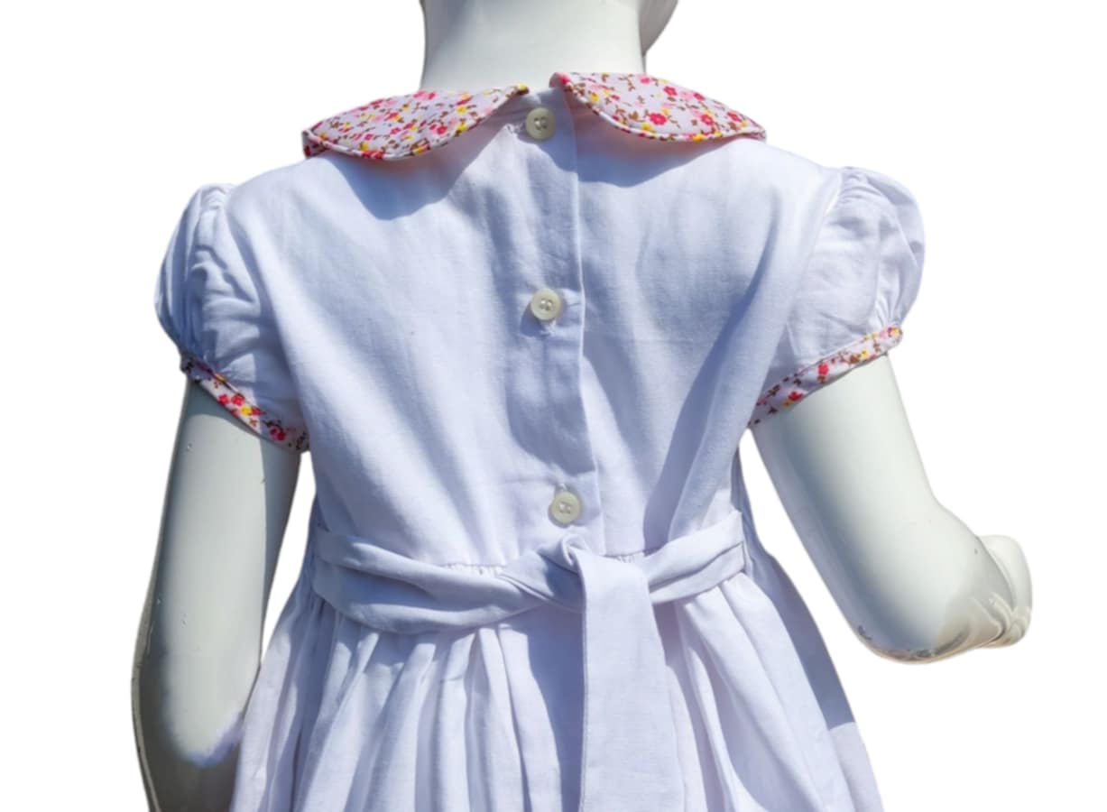 Robe à smocks col claudine fleuri.