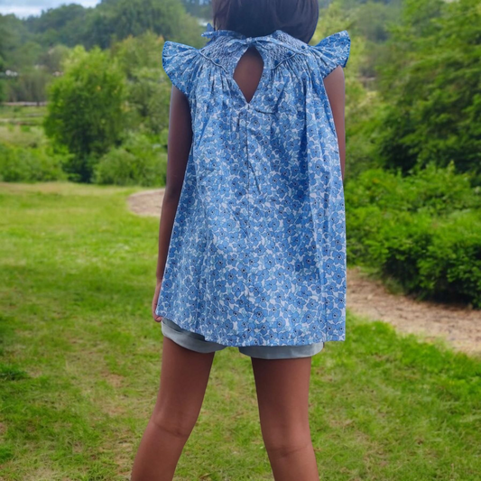 Blouse fleurie bleue à smocks. Fraîcheur estivale.