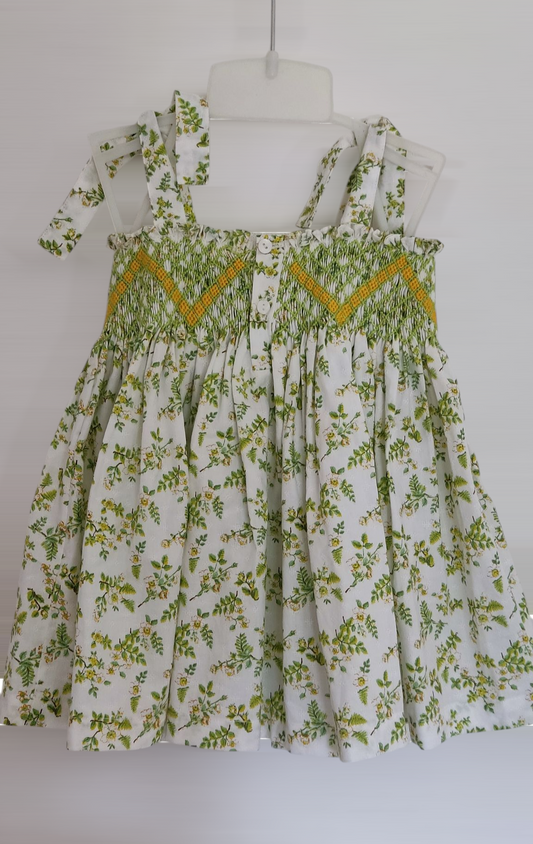 Haut smocké à bretelles nouées. Motif fleuri. 4 ans