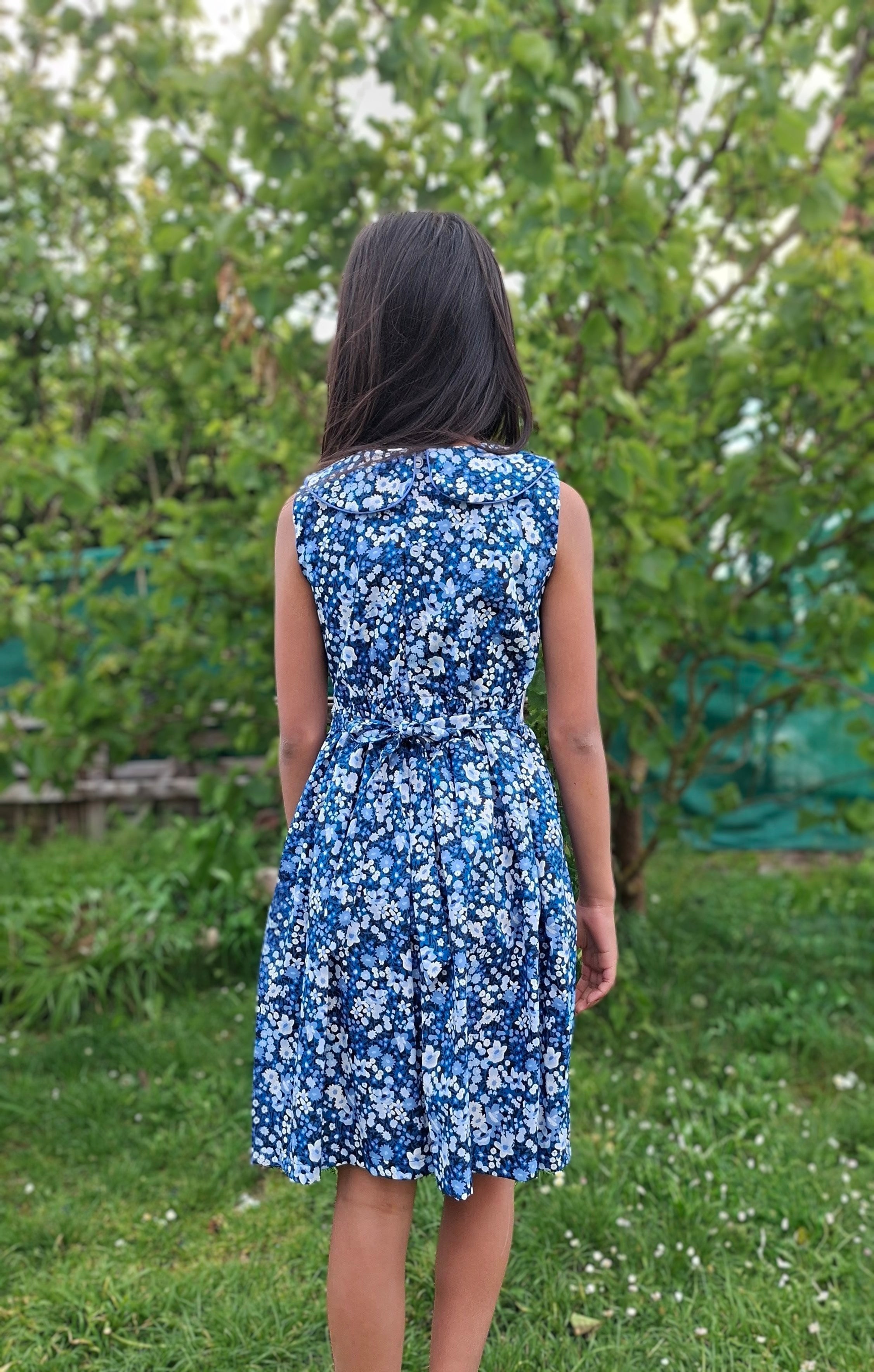 Robe à smocks imprimée floral bleu. Robe chic avec grand col.