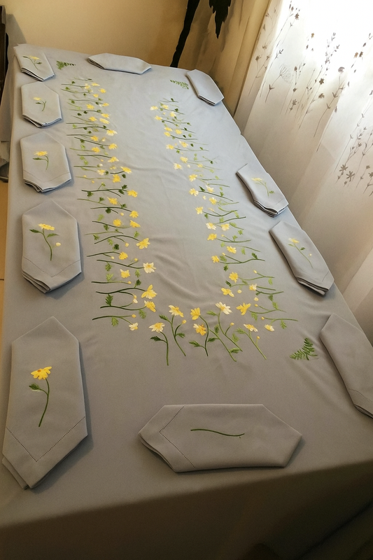 Grande nappe bleue-gris entièrement brodée main. Broderie fleurs