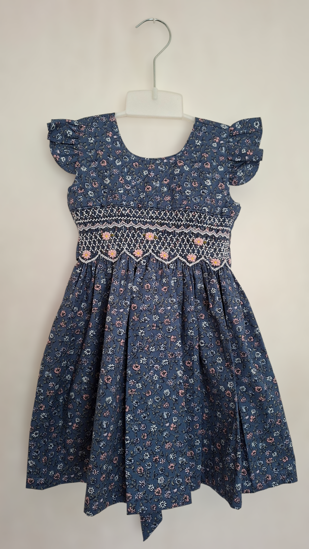 Robe à smocks bleu fleuri avec petites manches