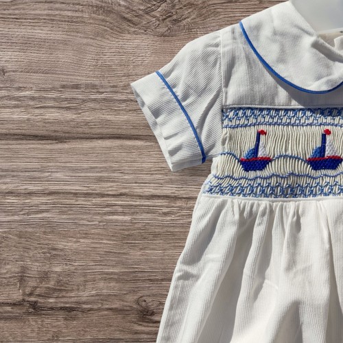Barboteuse smockée et brodée motif "Bateaux" en tissu piqué blanc