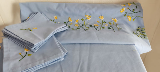 Grande nappe bleue-gris entièrement brodée main. Broderie fleurs