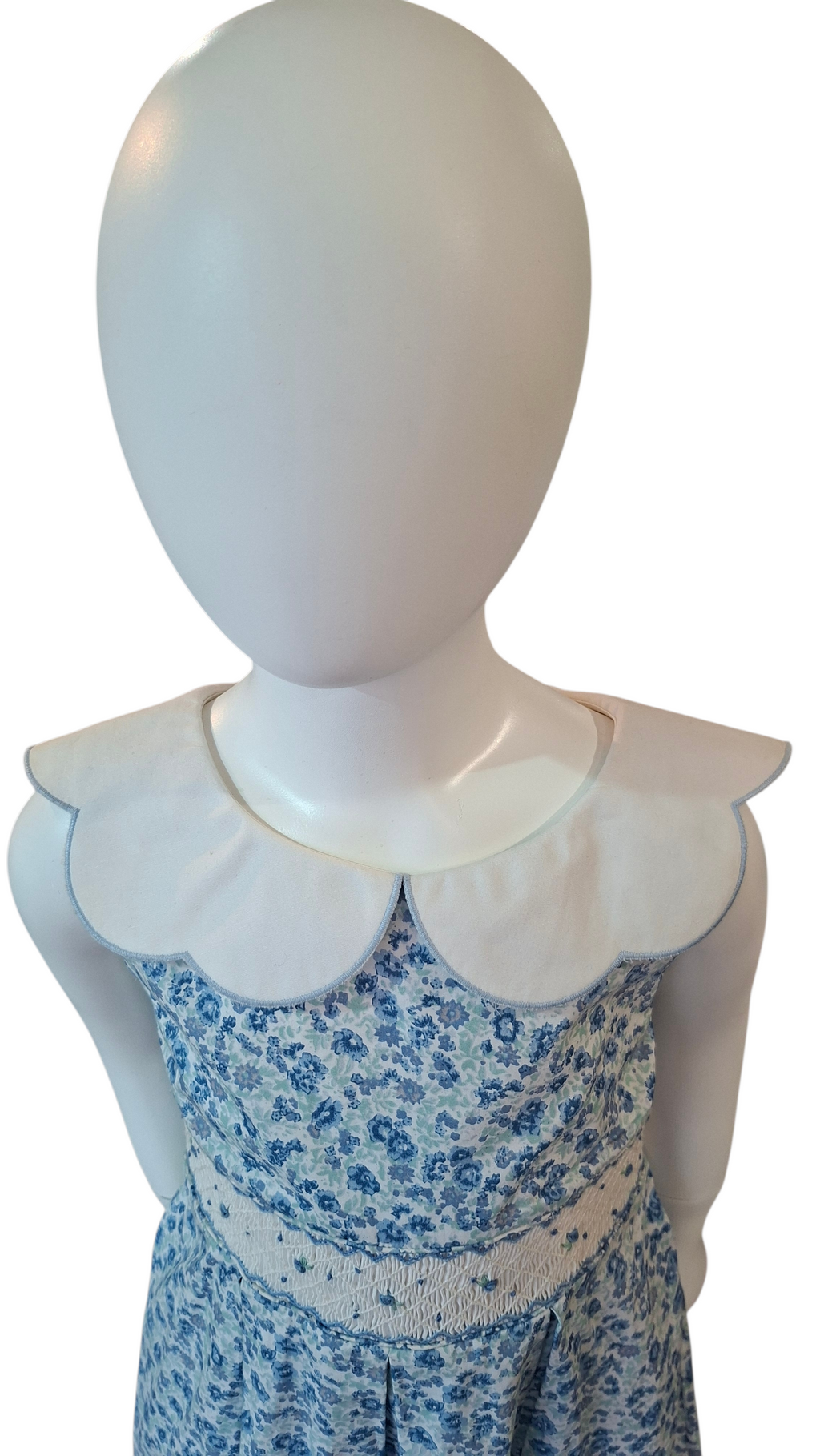 Robe à smocks bleu clair avec col festonné
