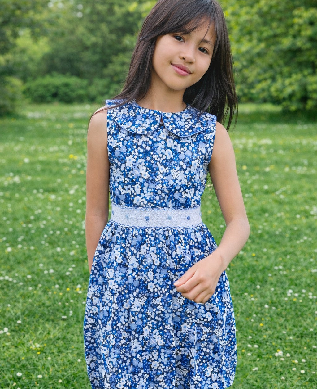Robe à smocks imprimée floral bleu. Robe chic avec grand col.
