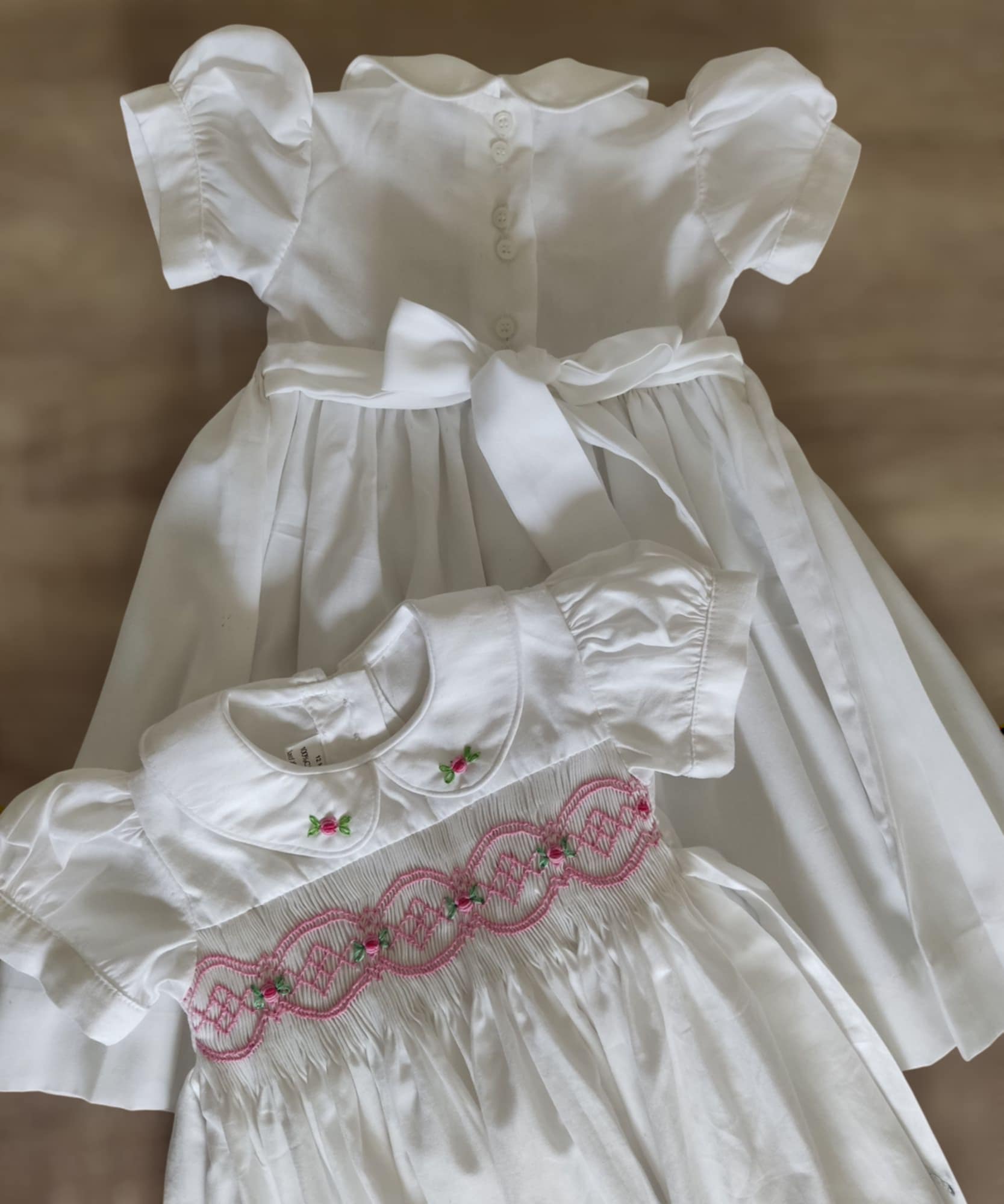 Robe cérémonie. Robe à smocks pour baptême. Robe blanche bébé
