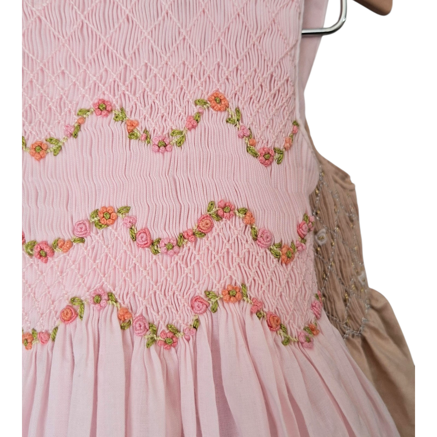 Robe de cérémonie fille rose pastel, smockée à la main et détails floraux raffinés.