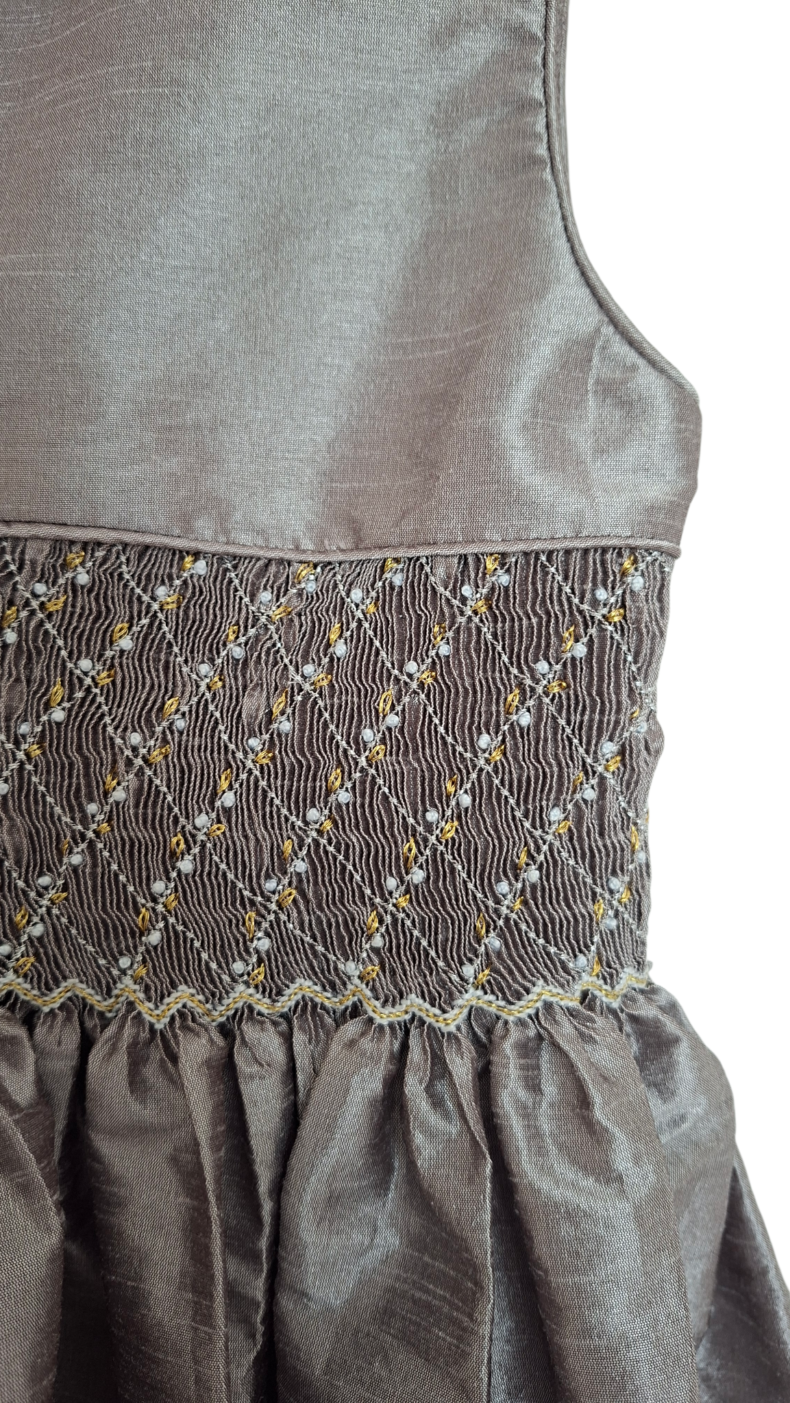 Robe en soie, smockée à la main