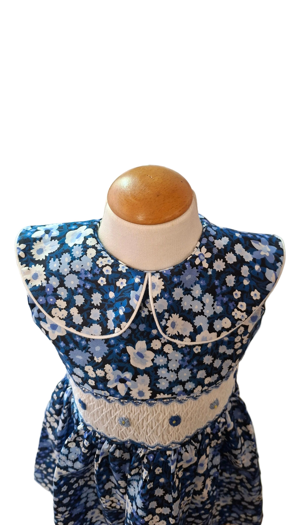 Robe à smocks imprimée floral bleu. Robe chic avec grand col.