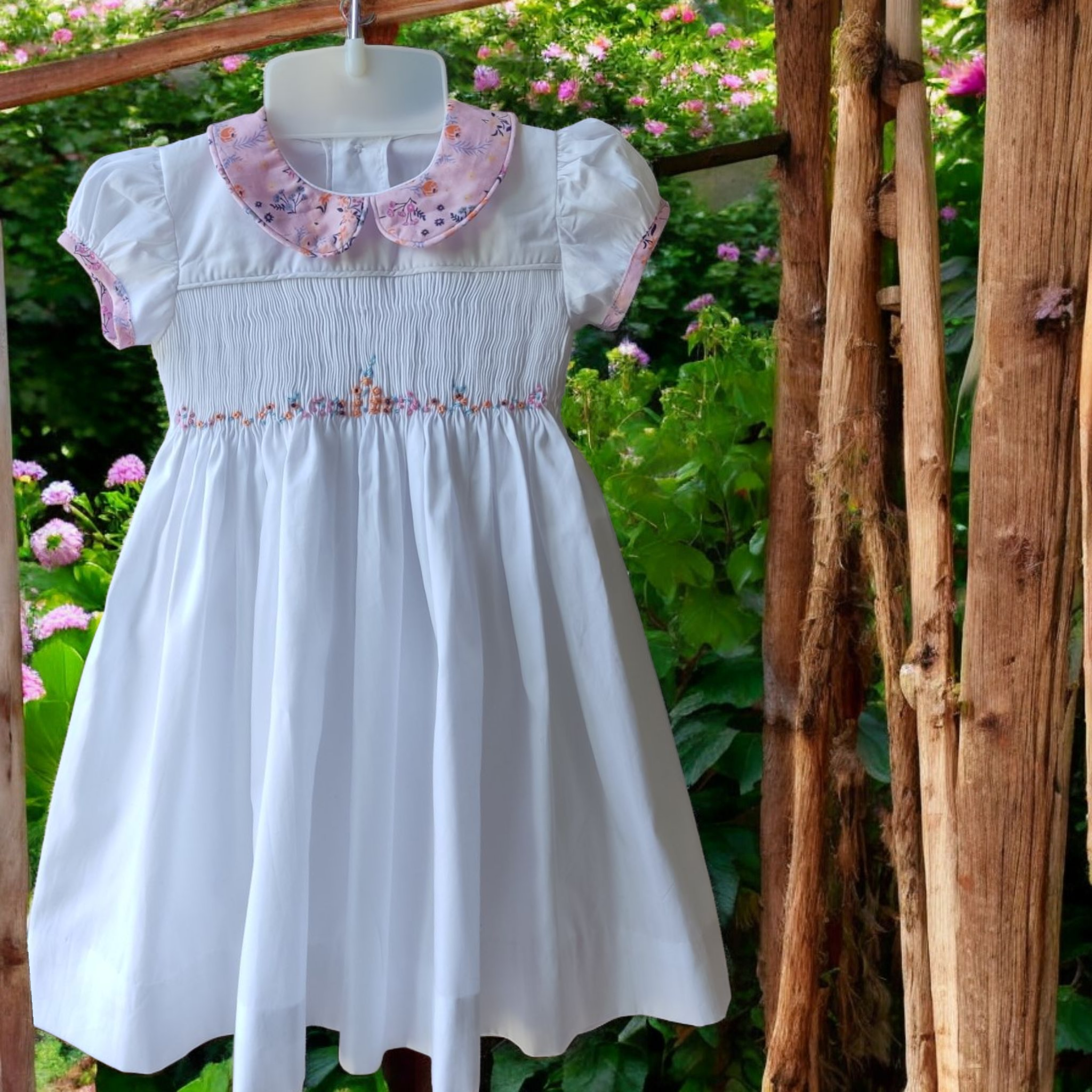 Robe fille 1 an. Robe à smocks rose fuchia. Robe blanche fleurie