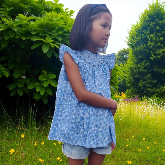 Blouse fleurie bleue à smocks. Fraîcheur estivale.